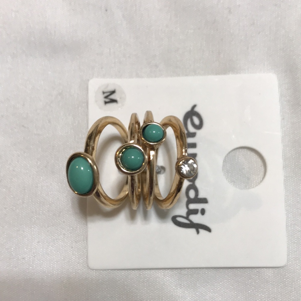 Set Of 4 Beautiful Costume Rings😍 - Picture 4 of 4